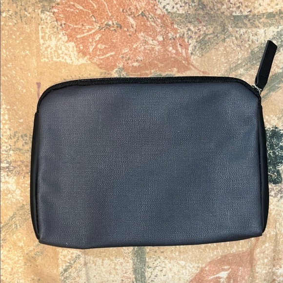 Tumi Black and Gray Toiletry Bags Sleek Durable Design - Picture 4 of 9